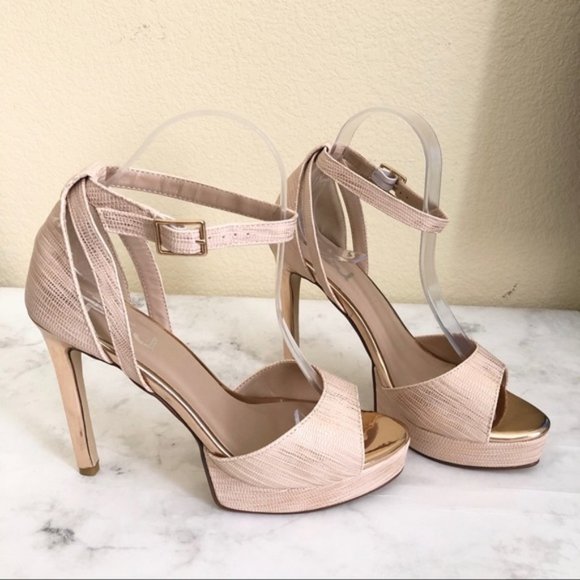 Ankle Strap Elegant Platform Pump - Picture 4 of 9